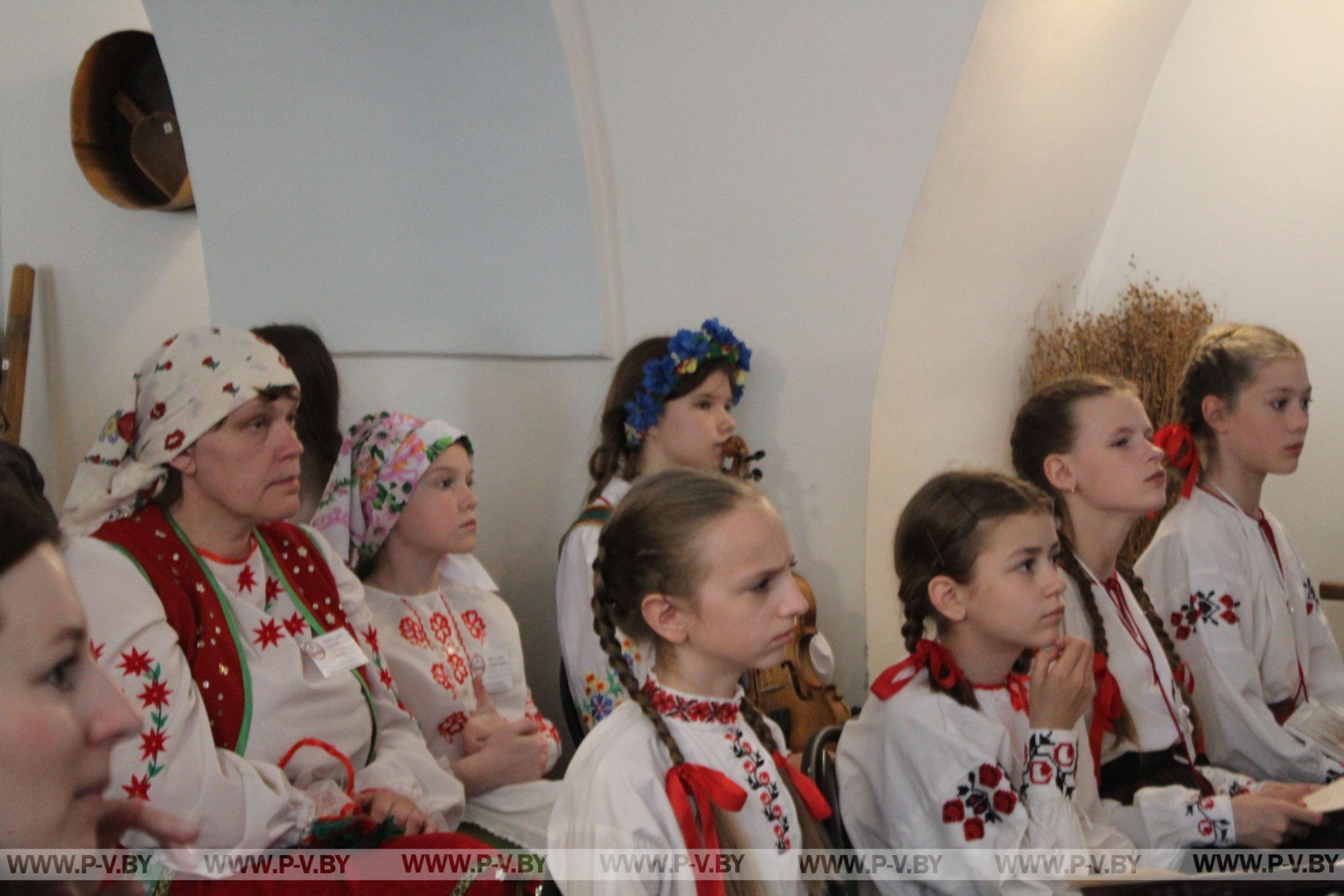 Гучалі цудоўныя песні, з сена нараждаліся… лялькі