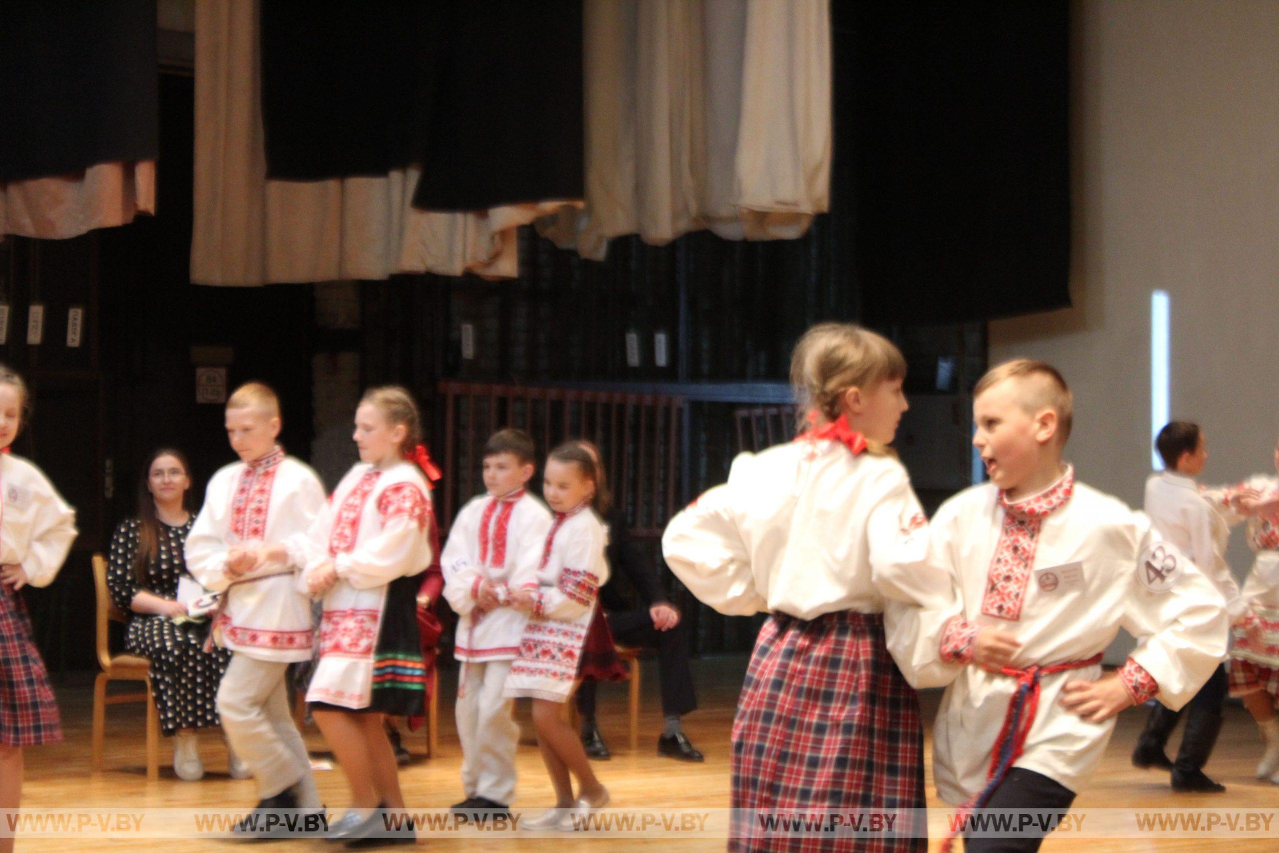 Пінская “пешаходка” здзіўляла цудоўнымі вырабамі, прысмакамі, песнямі і танцамі