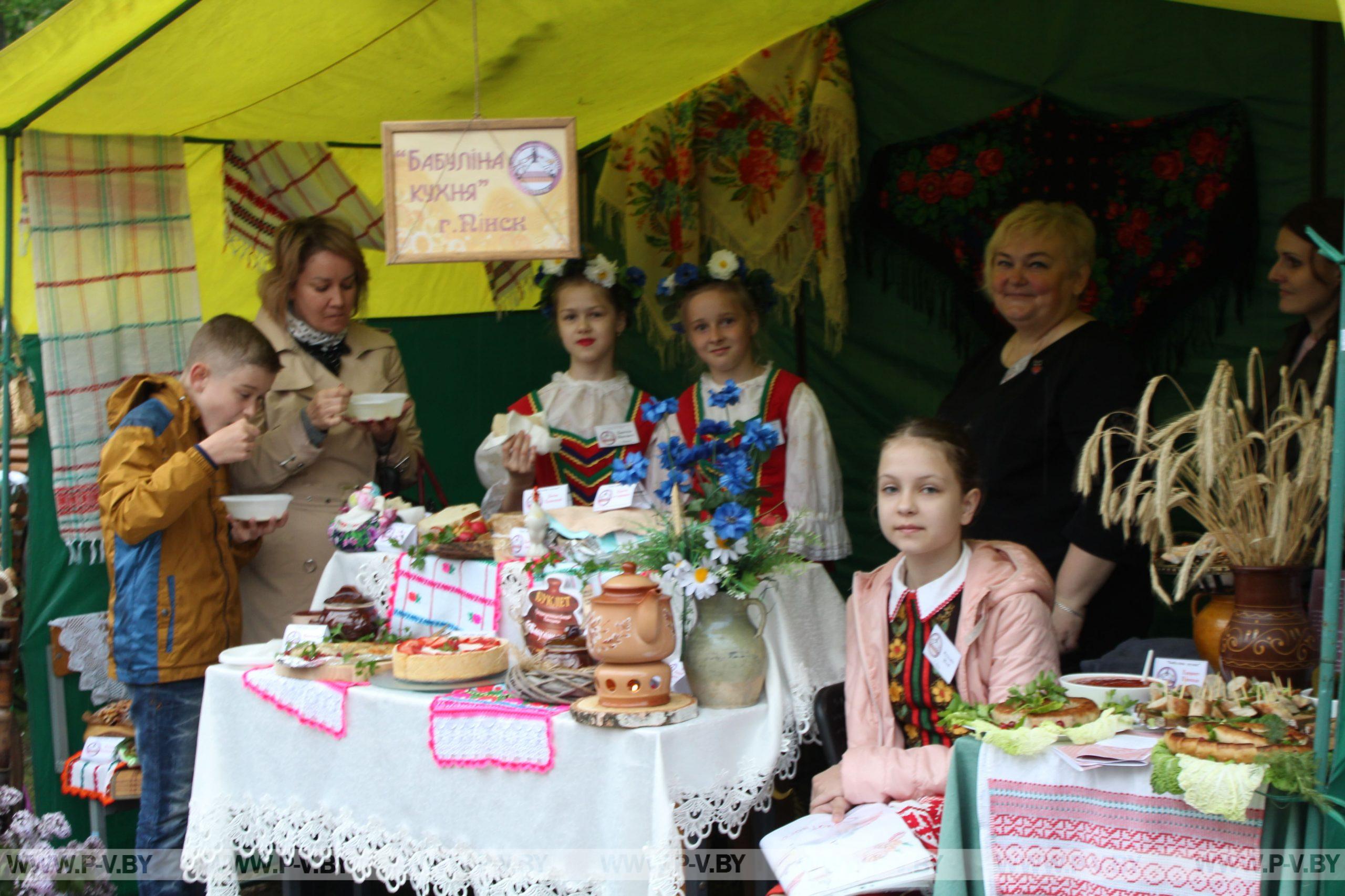 Пінская “пешаходка” здзіўляла цудоўнымі вырабамі, прысмакамі, песнямі і танцамі