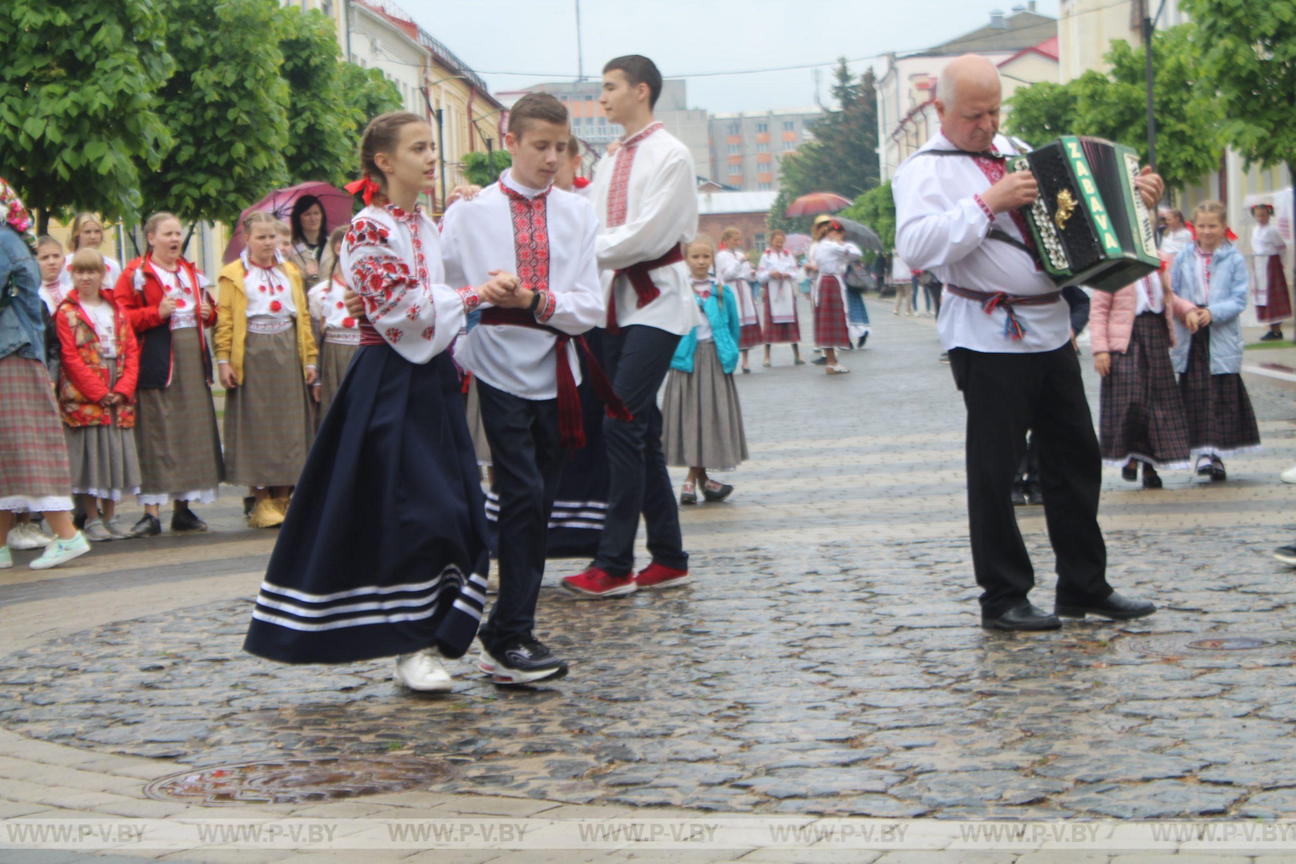 Пінская “пешаходка” здзіўляла цудоўнымі вырабамі, прысмакамі, песнямі і танцамі