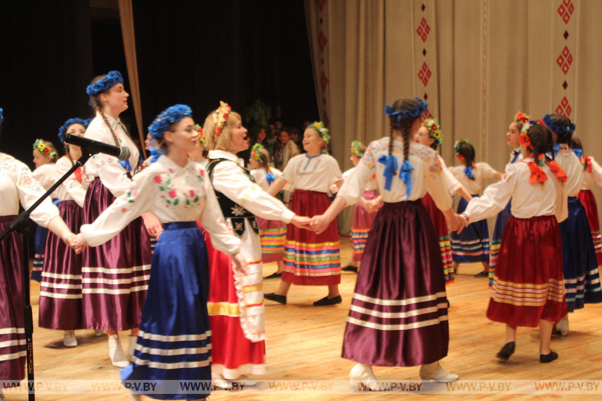 Пінская “пешаходка” здзіўляла цудоўнымі вырабамі, прысмакамі, песнямі і танцамі