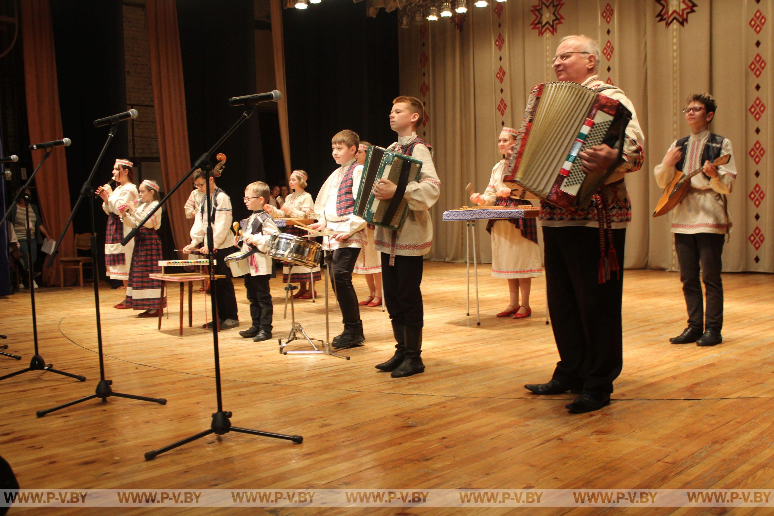 Пінская “пешаходка” здзіўляла цудоўнымі вырабамі, прысмакамі, песнямі і танцамі