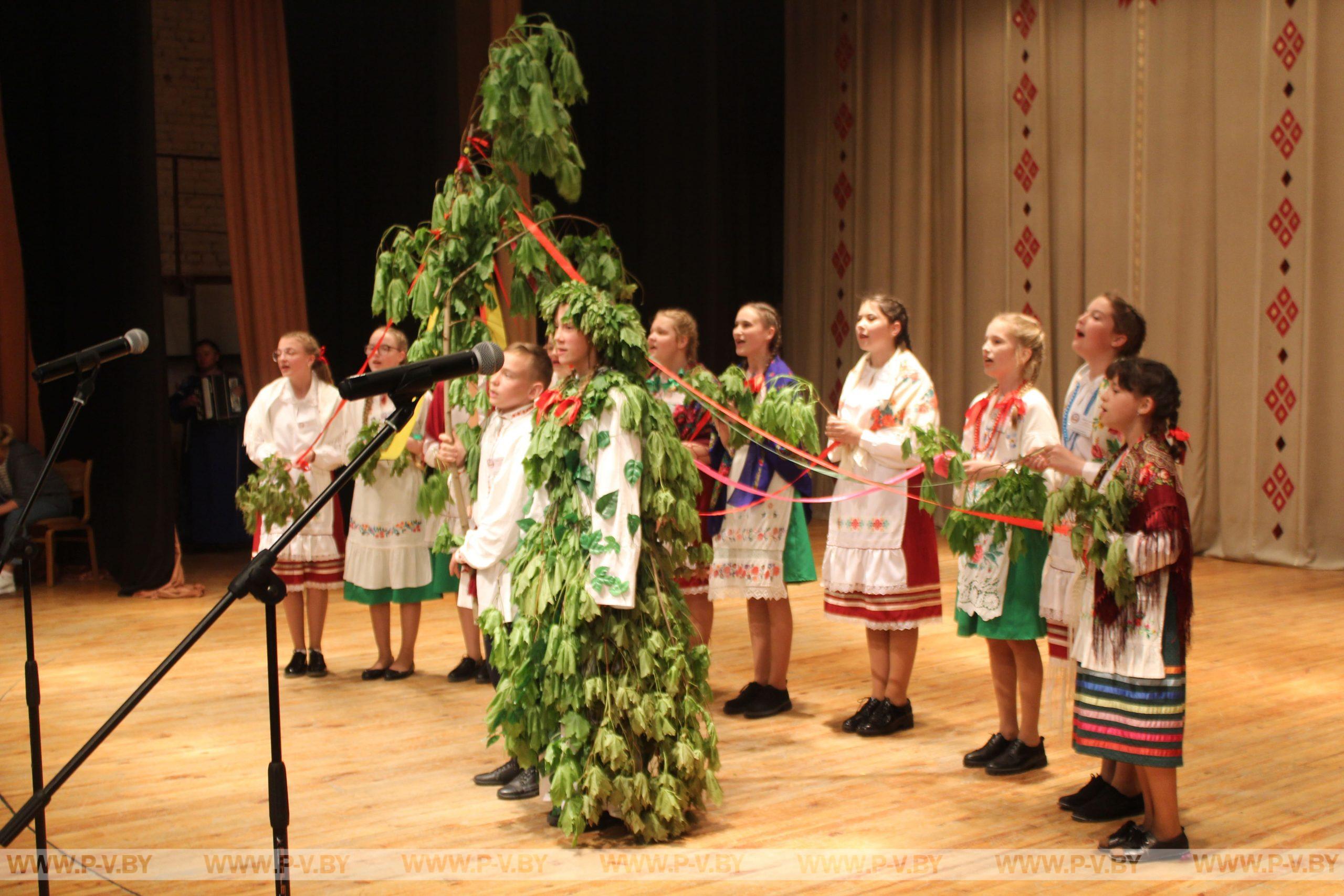 Пінская “пешаходка” здзіўляла цудоўнымі вырабамі, прысмакамі, песнямі і танцамі