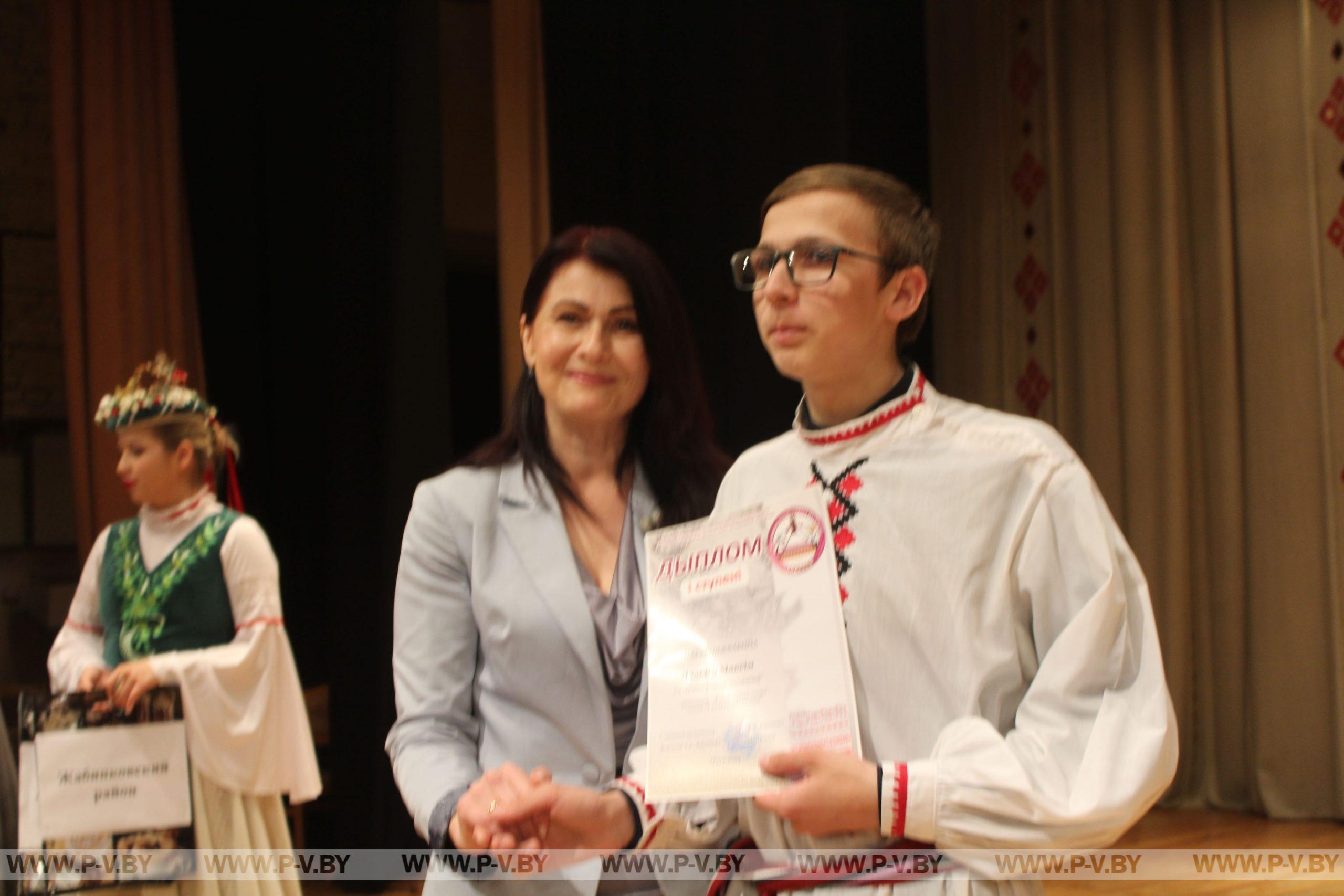 Пінская “пешаходка” здзіўляла цудоўнымі вырабамі, прысмакамі, песнямі і танцамі