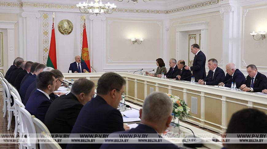 Срочно, жестко, агрессивно. Лукашенко назвал инструменты решения проблем в экономике Срочно, жестко, агрессивно. Лукашенко назвал инструменты решения проблем в экономике
