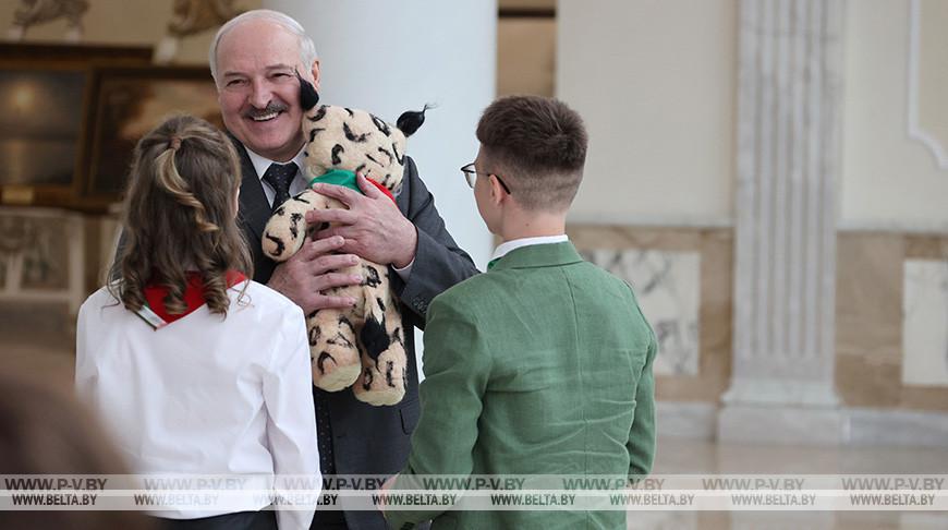 Лукашенко - пионерам: в ваших руках будущее страны, и вы должны ее сохранить