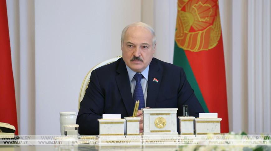 Лукашенко: нужно объективно видеть обстановку в Беларуси и вокруг, нас никто не должен застать врасплох Лукашенко: нужно объективно видеть обстановку в Беларуси и вокруг, нас никто не должен застать врасплох