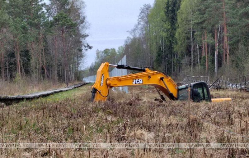 На границе с Беларусью едва не утонул литовский экскаватор