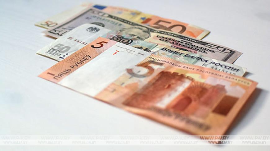 Евро, доллар и юань подешевели, курс российского рубля повысился на торгах 23 мая