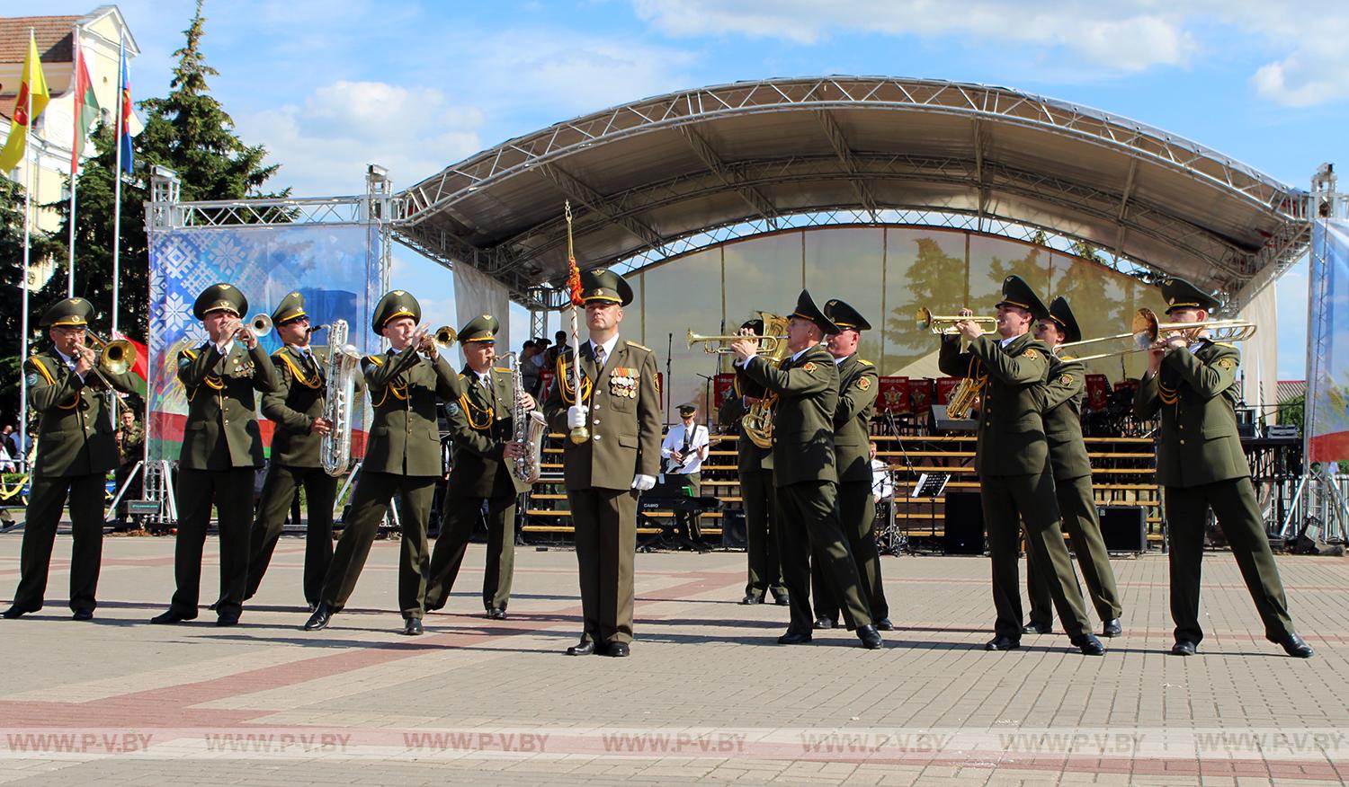 Мощные звуки военных духовых оркестров наполнили Пинск
