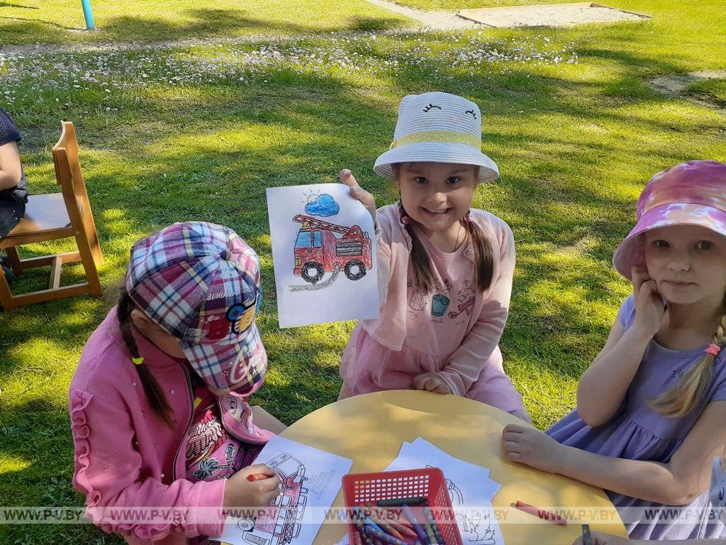 Пинские спасатели посетили детский оздоровительный лагерь "Радость"