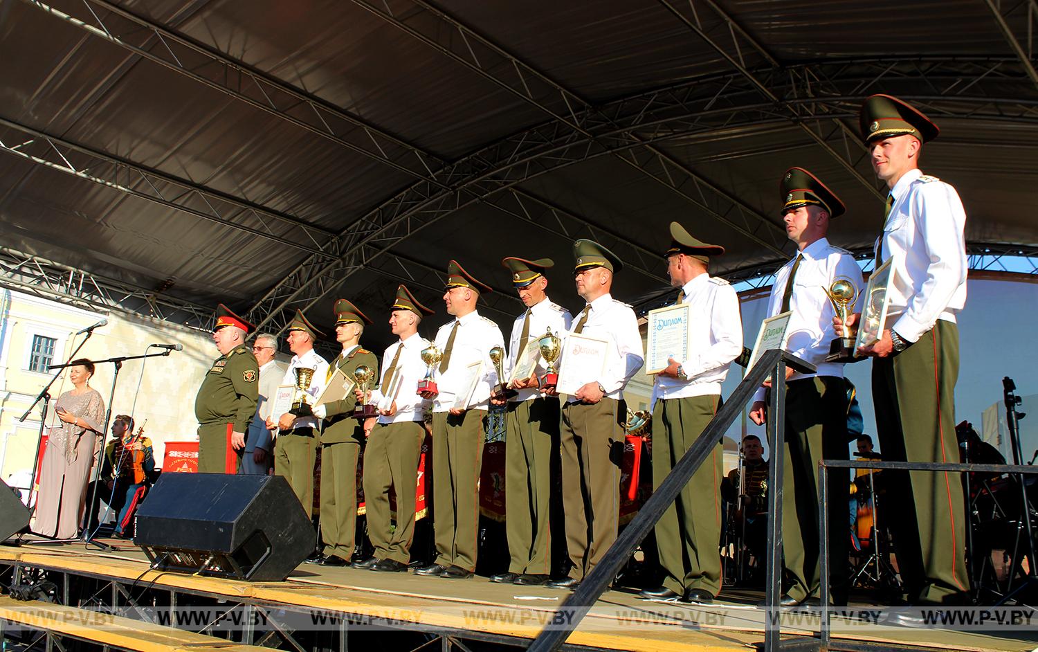 Мощные звуки военных духовых оркестров наполнили Пинск