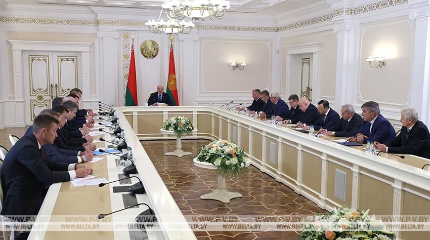 Новый импульс на фоне гибридного противостояния. На совещании у Лукашенко обсудили развитие микроэлектроники Новый импульс на фоне гибридного противостояния. На совещании у Лукашенко обсудили развитие микроэлектроники