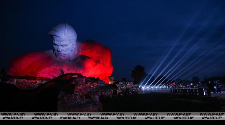 Лукашенко: Беларусь помнит всех героев и безвинных жертв войны