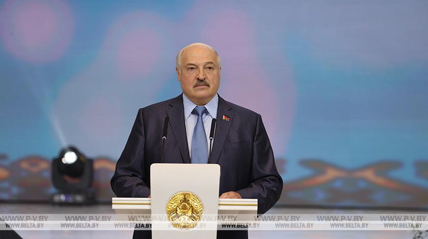 Лукашенко открыл Республиканский бал выпускников. В этом году у него необычный формат