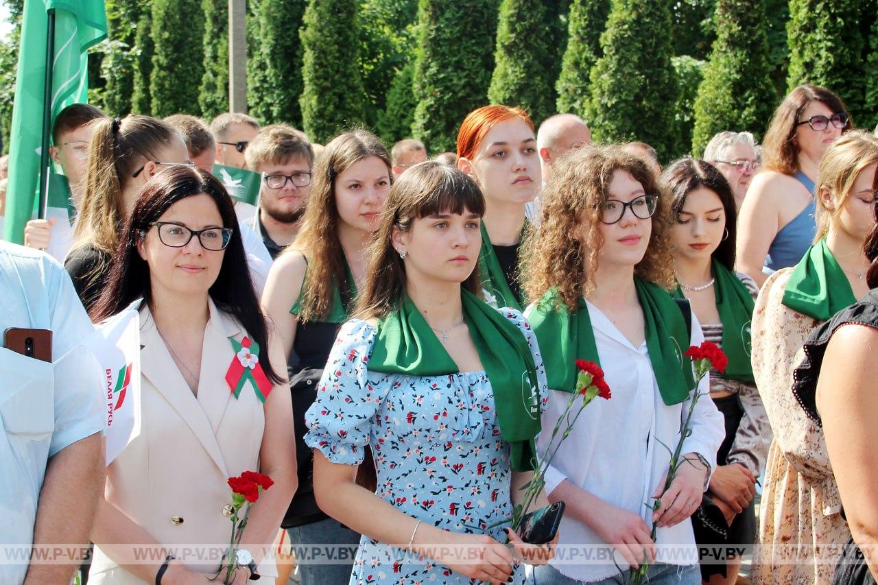 Митингом общественности и возложением цветов к Братской могиле павших воинов-освободителей в Пинске начались мероприятия празднования Дня Независимости