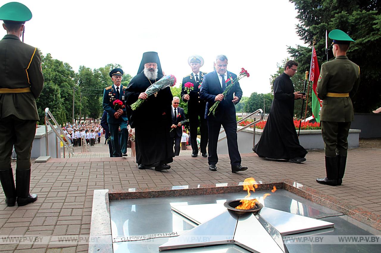 Митингом общественности и возложением цветов к Братской могиле павших воинов-освободителей в Пинске начались мероприятия празднования Дня Независимости