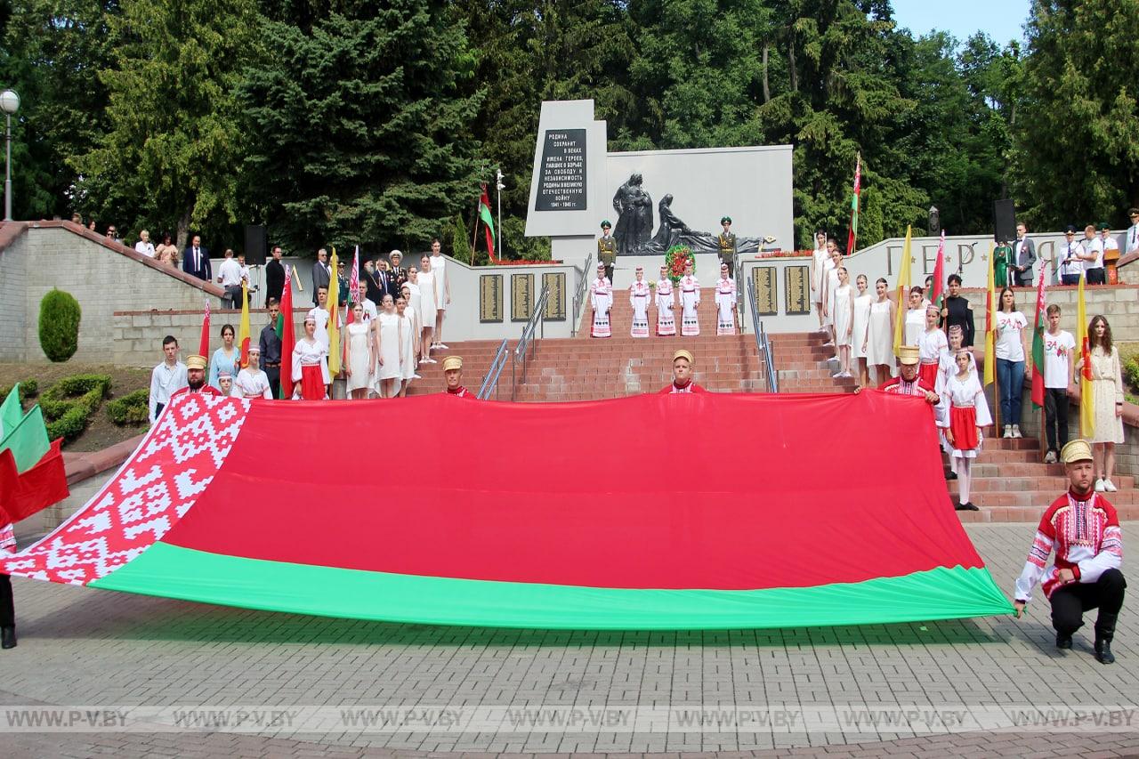 Митингом общественности и возложением цветов к Братской могиле павших воинов-освободителей в Пинске начались мероприятия празднования Дня Независимости Митингом общественности и возложением цветов к Братской могиле павших воинов-освободителей в Пинске начались мероприятия празднования Дня Независимости