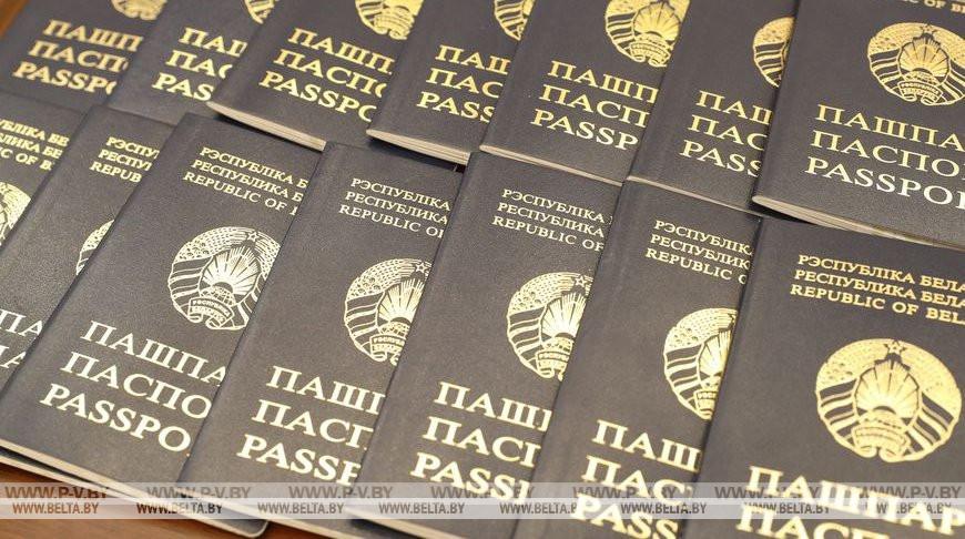 Лукашенко подписал указ о приеме в гражданство 471 человека, в том числе 463 граждан Украины