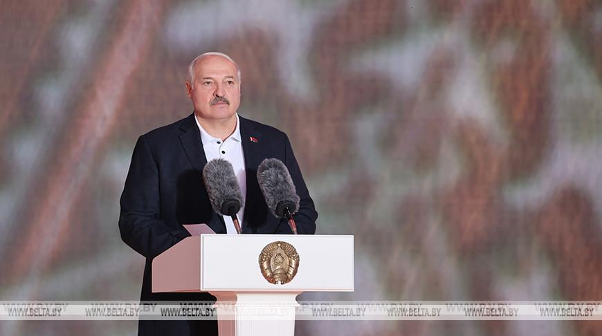 Лукашэнка: мы ганарымся сваёй зямлёй, не адмовімся ад яе ні пры якіх абставінах. Выступление Президента Беларуси на празднике "Купалье. Александрия собирает друзей"