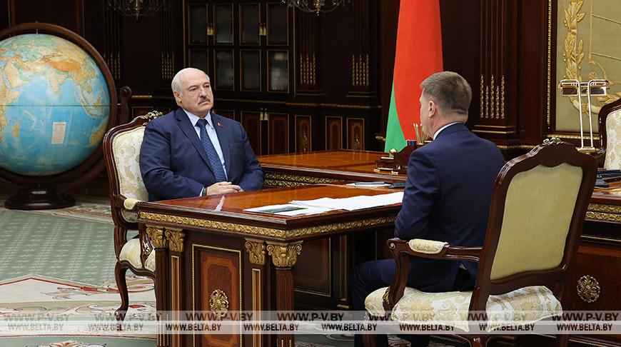 Александр Лукашенко обсудил новые возможности сотрудничества с Китаем с Чрезвычайным и Полномочным Послом Беларуси