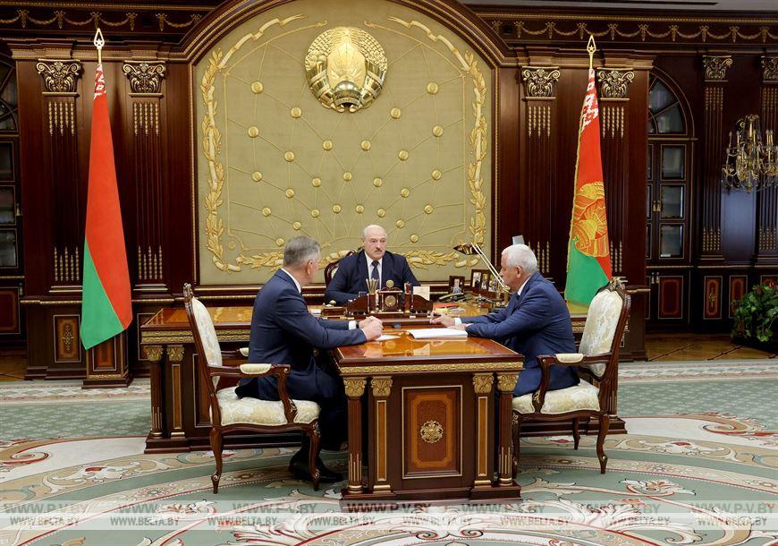 Александр Лукашенко о необходимости осваивать и сохранять рынки сбыта: "Там, где нужна наша продукция, везде надо работать" Александр Лукашенко о необходимости осваивать и сохранять рынки сбыта: "Там, где нужна наша продукция, везде надо работать"