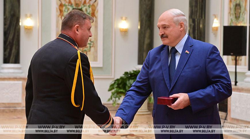 Лукашенко: мы выстояли и потому живем в мирной стране, но расслабляться пока рано Лукашенко: мы выстояли и потому живем в мирной стране, но расслабляться пока рано