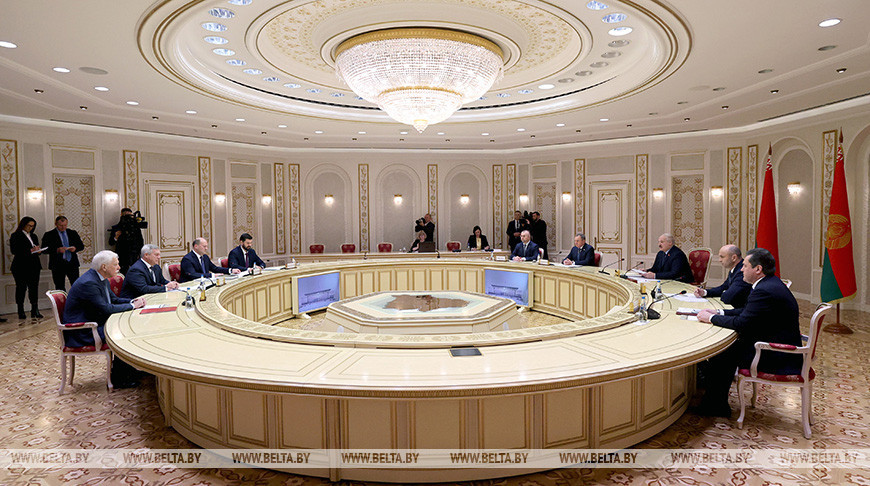 Лукашенко продолжил практику встреч с главами регионов России, на этот раз - с губернатором Ростовской области