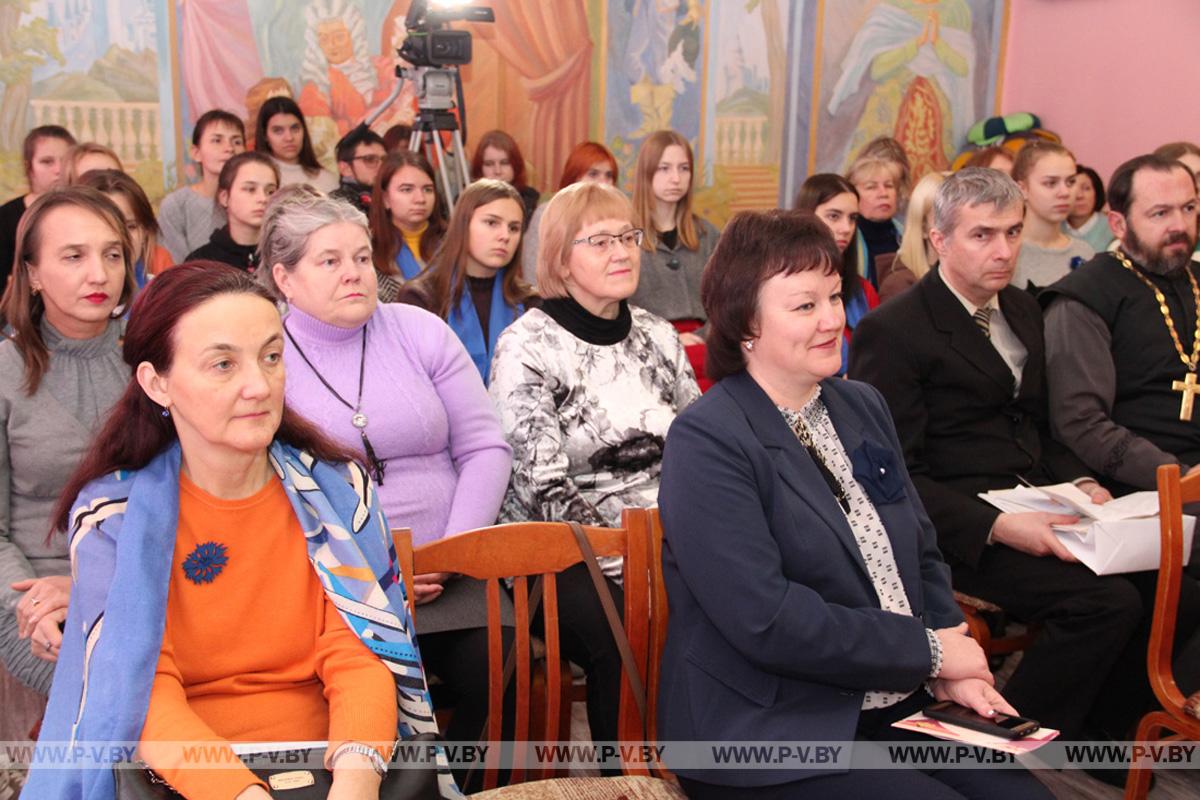 Унучка Якуба Коласа прэзентавала ў Пінску кнігу аб сваёй бабулі