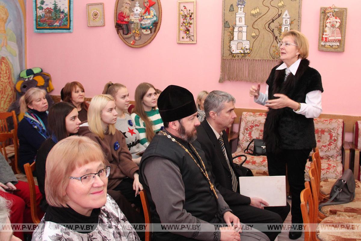 Унучка Якуба Коласа прэзентавала ў Пінску кнігу аб сваёй бабулі