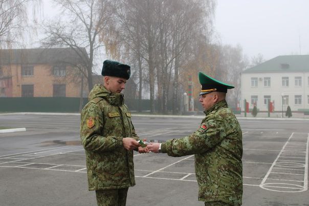 В Пинском погранотряде торжественно проводили уходящих в запас военнослужащих