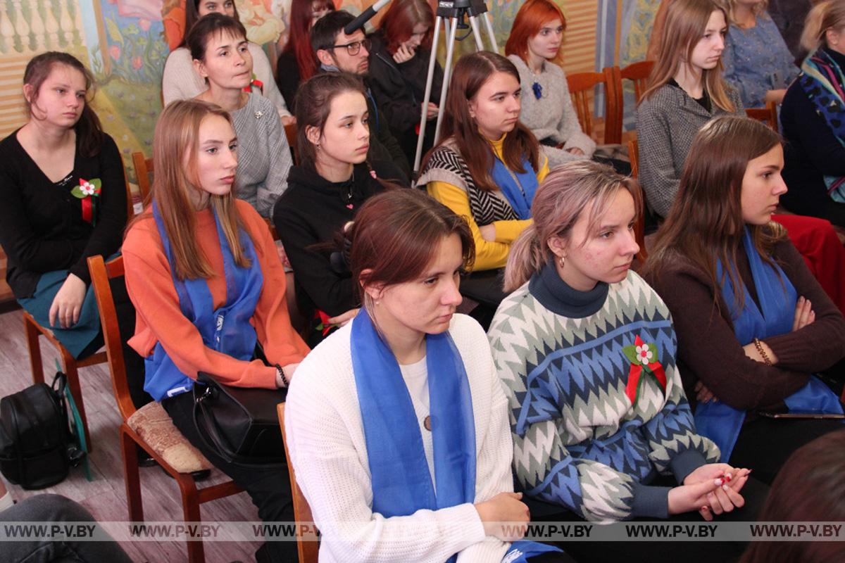 Унучка Якуба Коласа прэзентавала ў Пінску кнігу аб сваёй бабулі