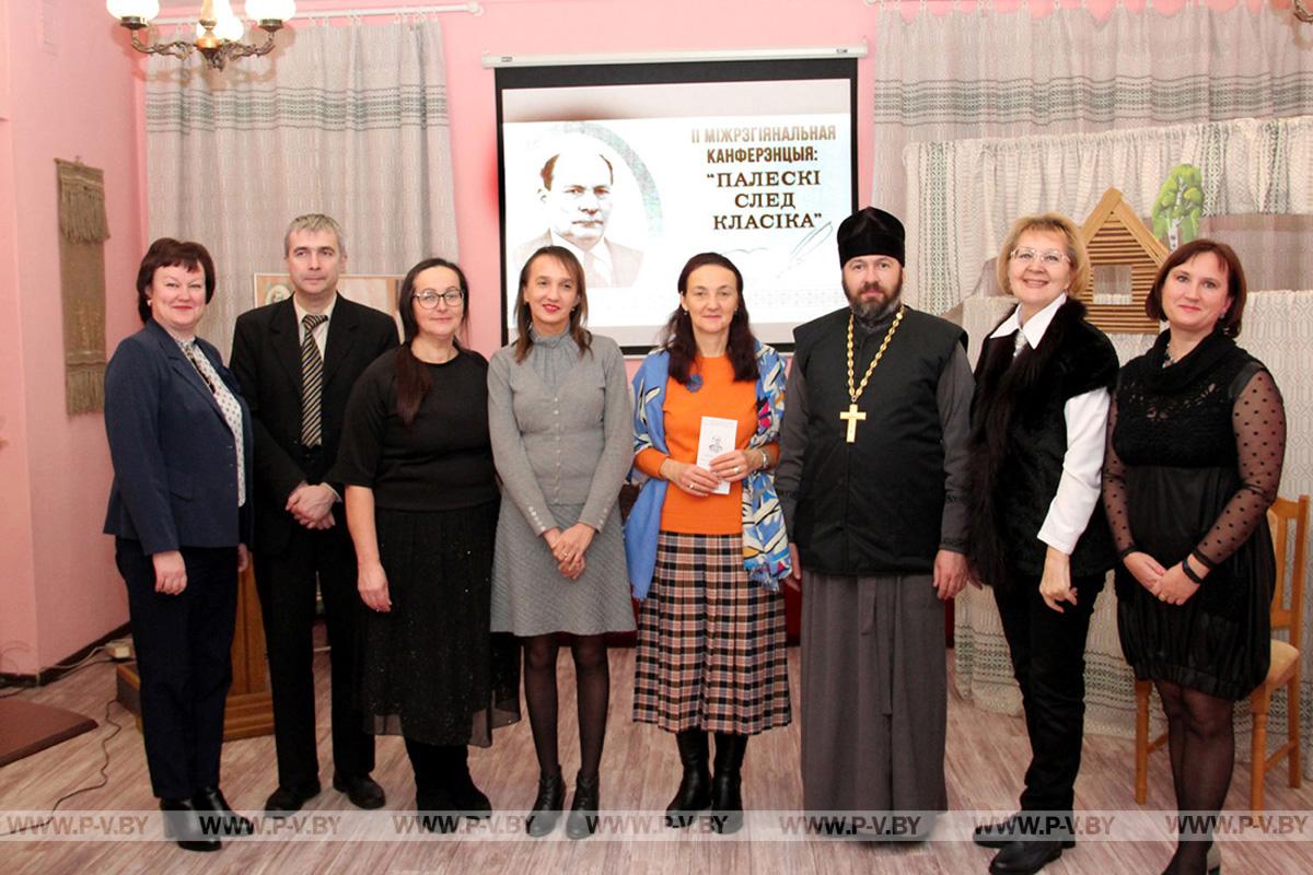 Унучка Якуба Коласа прэзентавала ў Пінску кнігу аб сваёй бабулі