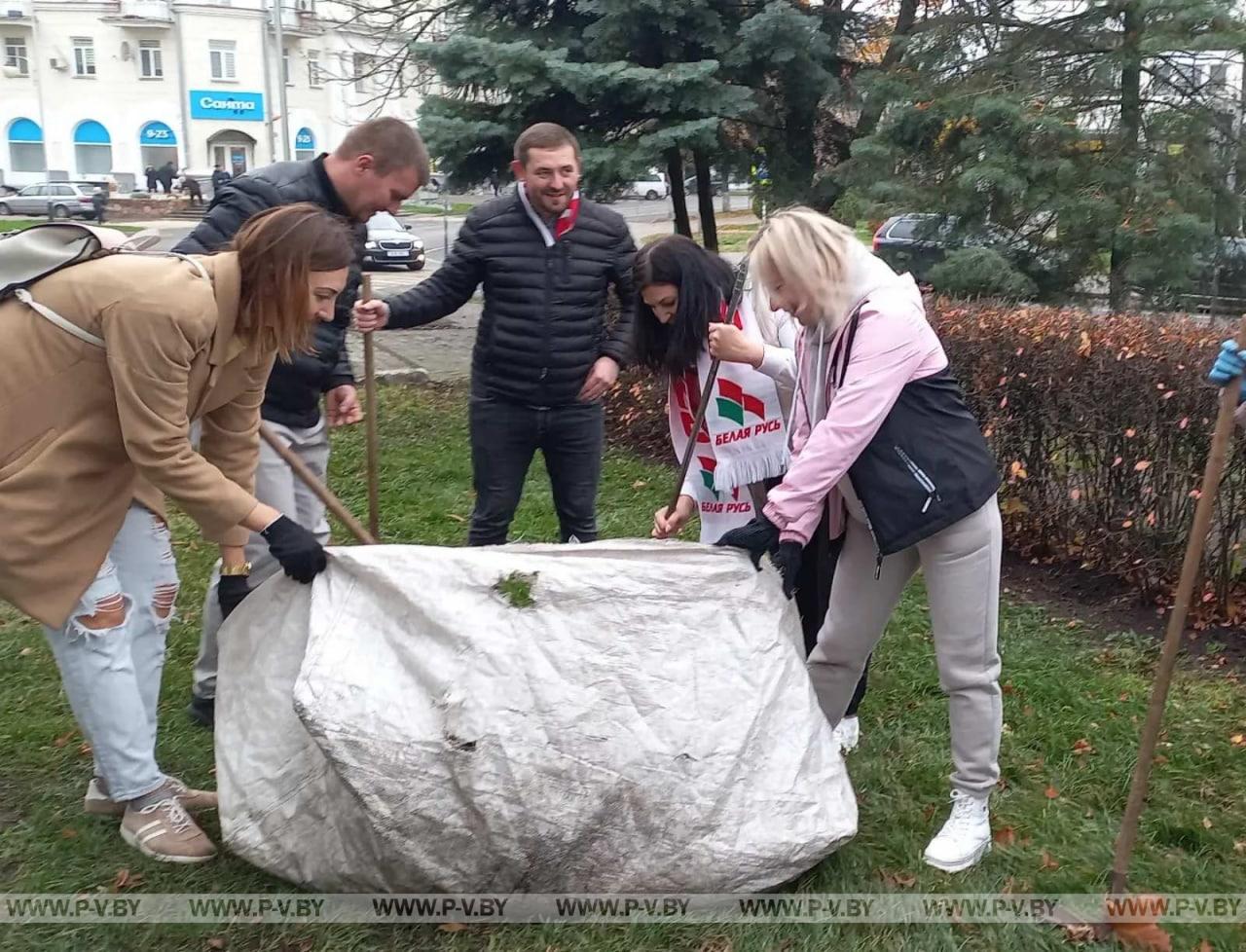 Сквер "900-лет Пинску" стал чище и уютнее благодаря стараниям активистов "Белой Руси"