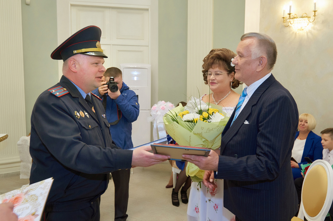 Руководство отдела и совет ветеранов Пинского ГОВД поздравили майора милиции в отставке и его супругу с золотой свадьбой