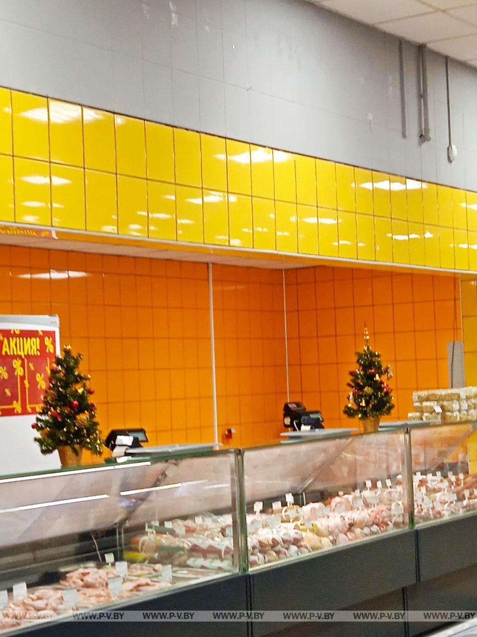 Фотофакт: пинская торговля приступила к новогоднему украшению магазинов