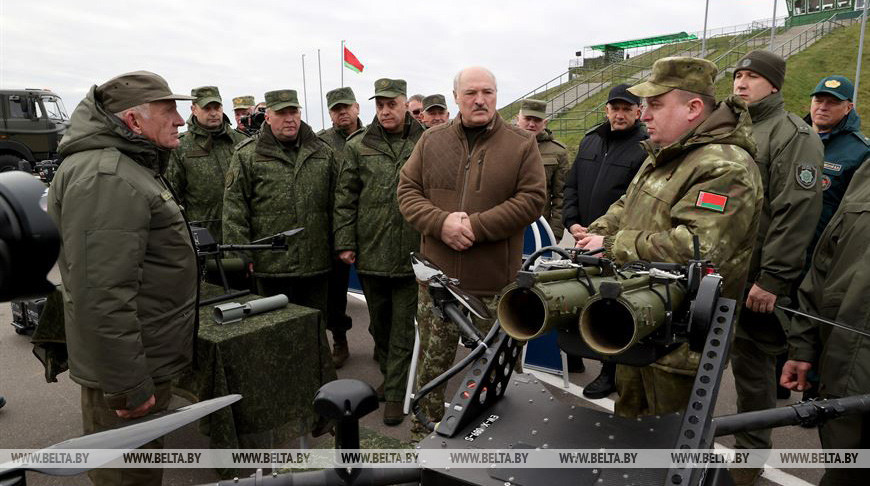 Лукашенко говорит, что Беларусь жестко ответит в случае нападения