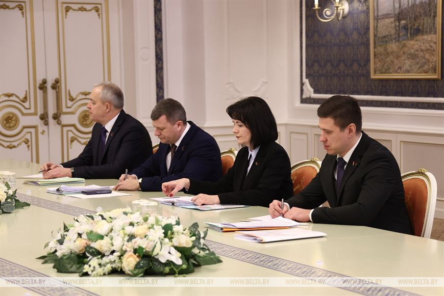 Зарплата и денежное довольствие бюджетников стали темой совещания у Лукашенко