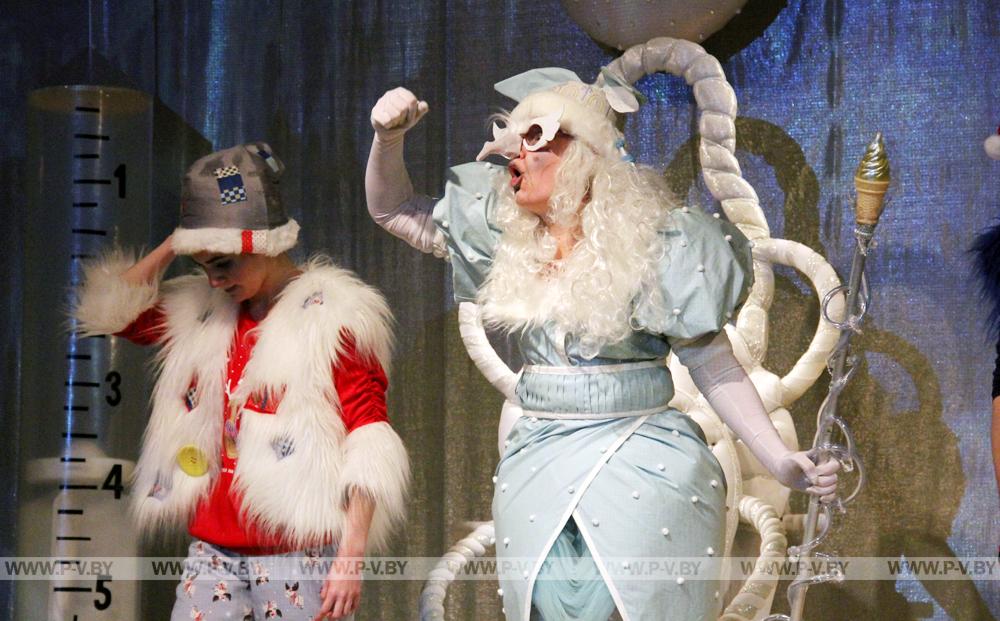 Для юных пинчан артисты Полесского драмтеатра приготовили новогоднюю сказку