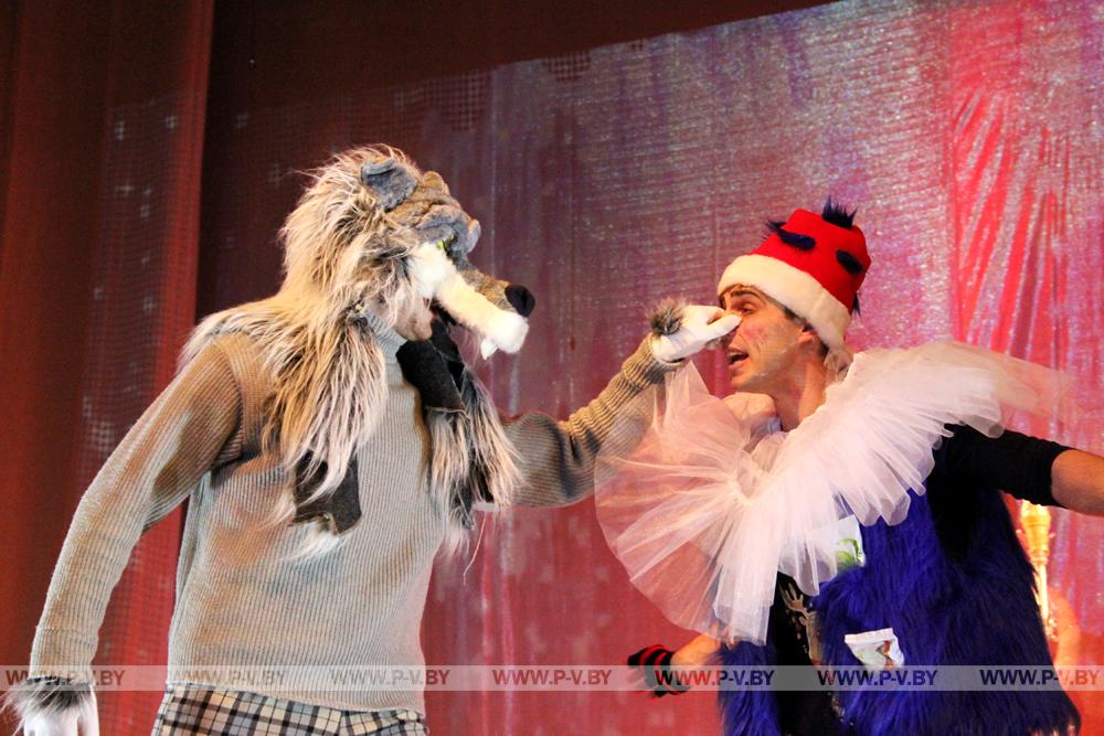 Для юных пинчан артисты Полесского драмтеатра приготовили новогоднюю сказку