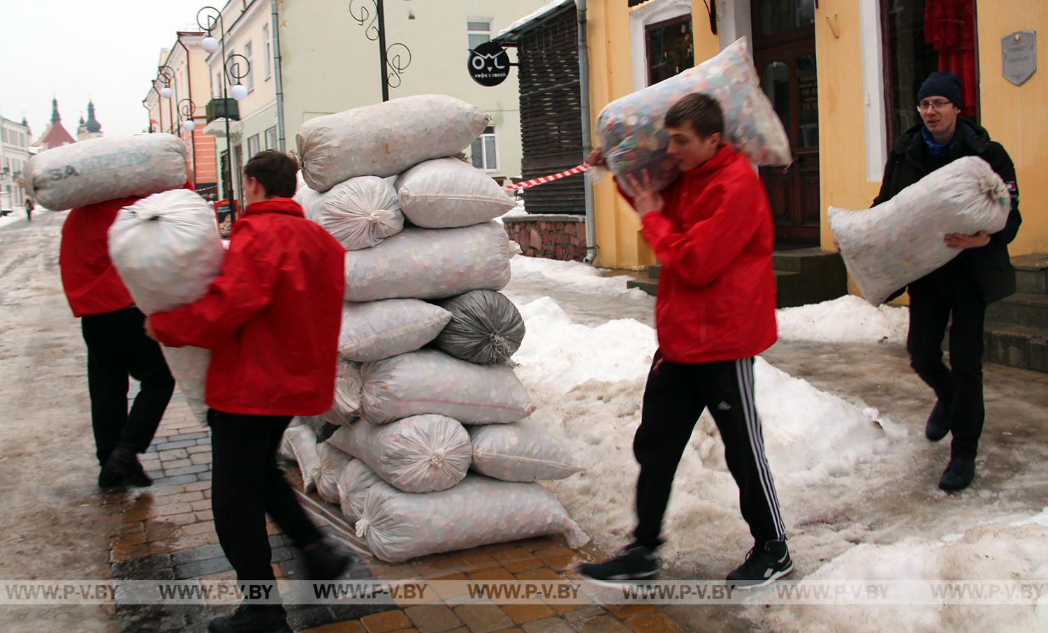 В Пинске собрали очередную партию пластмассовых крышечек в помощь детям
