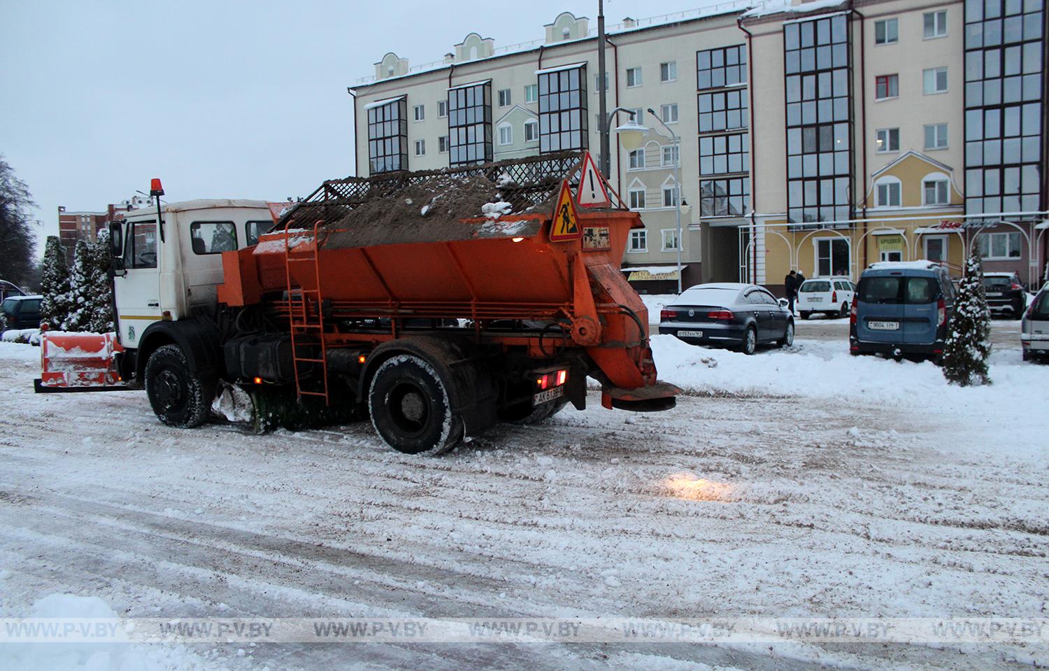 После бурного снегопада жилищно-коммунальные службы интенсивно расчищают город