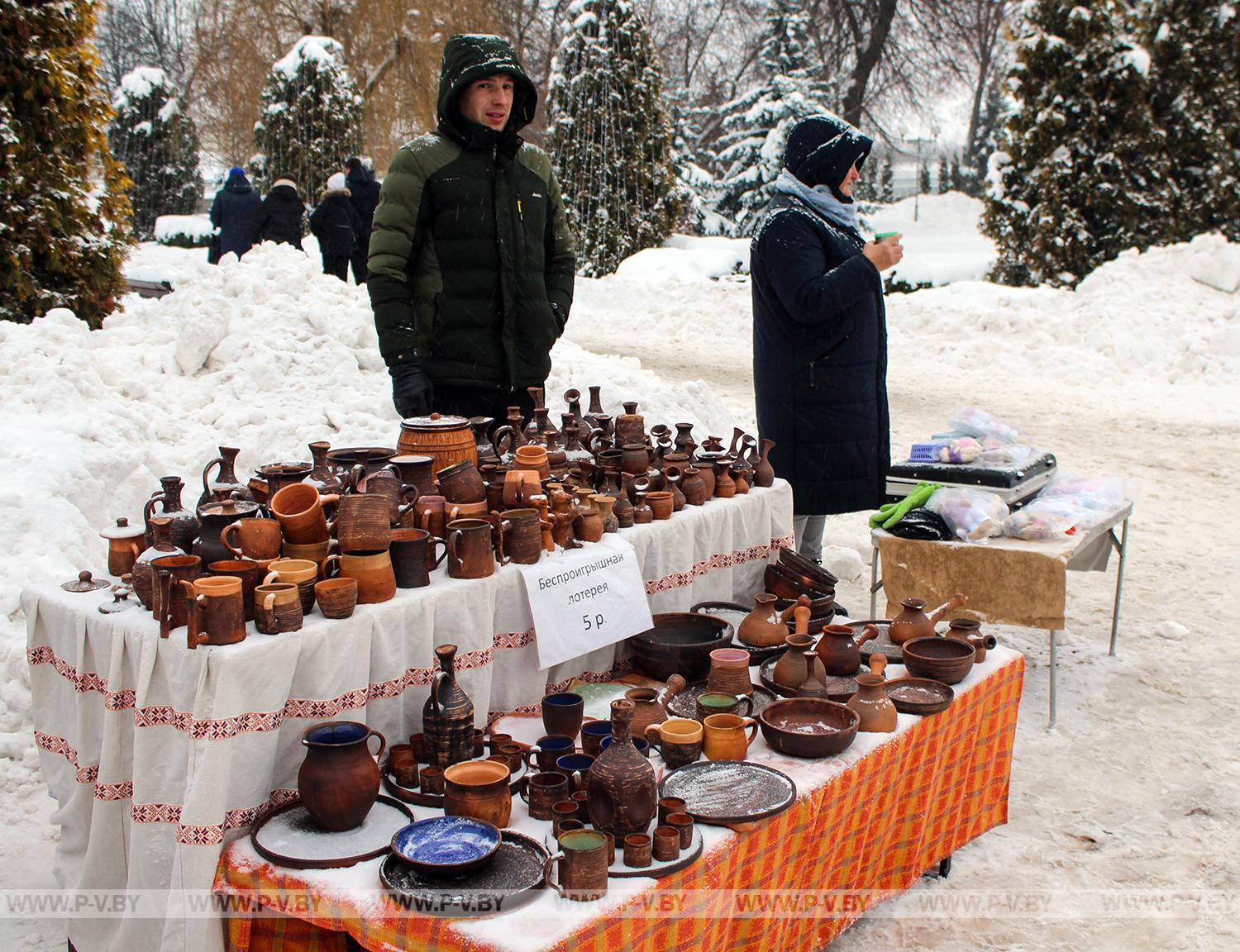 В Пинске прошёл парад Дедов Морозов и Снегурочек