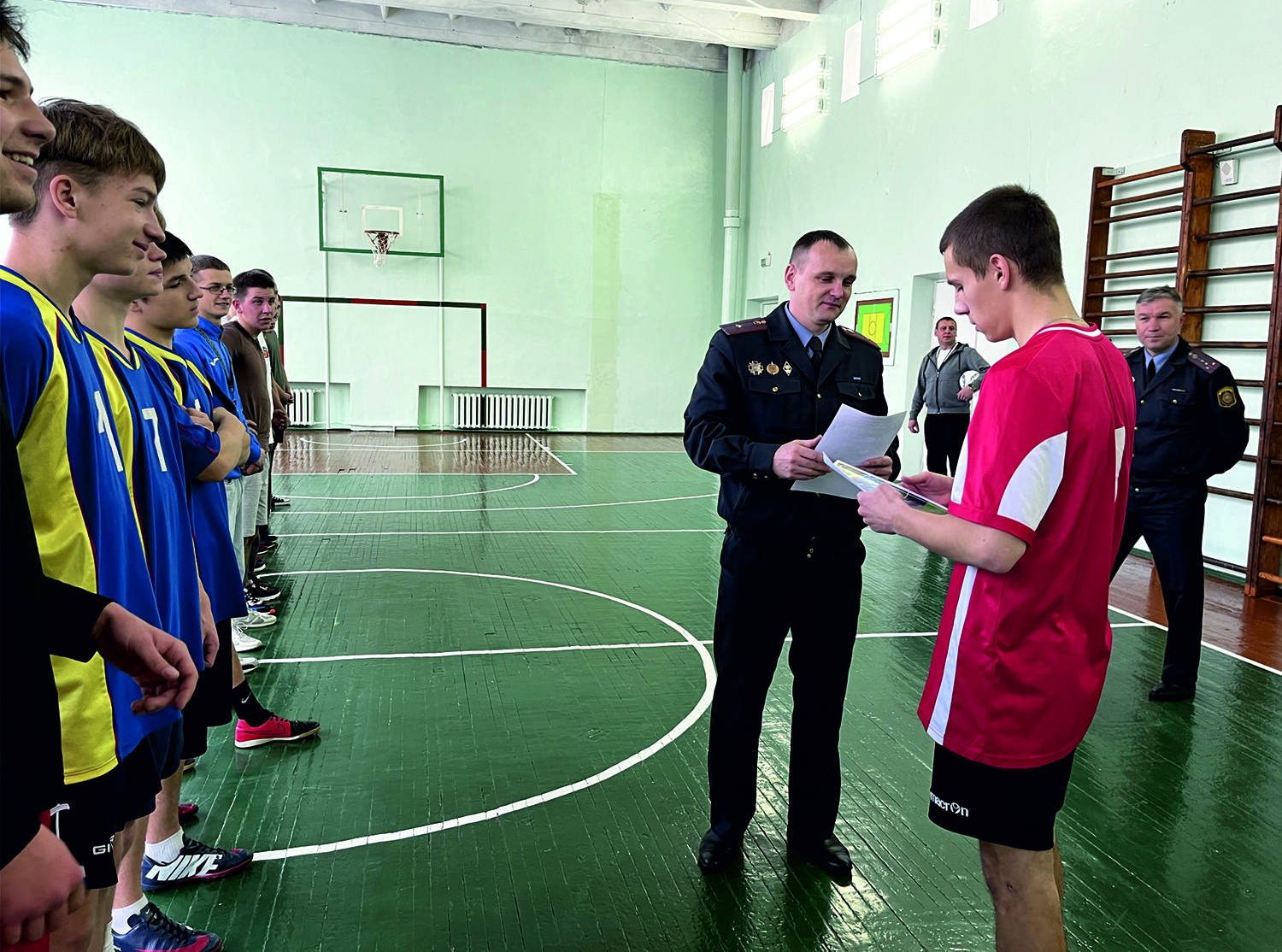 В футбольном матче встретились трудные подростки города Пинска и Пинского района