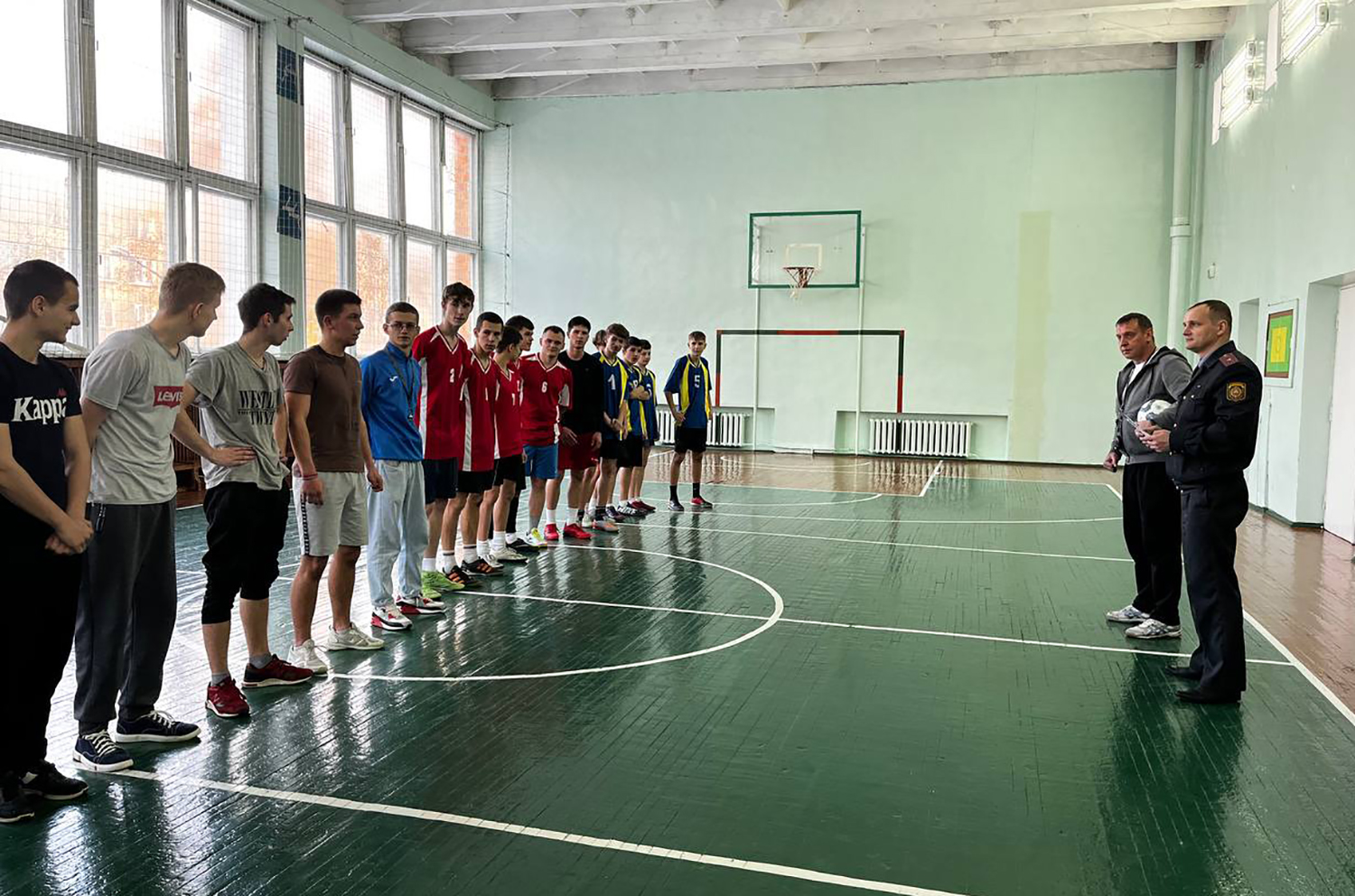 В футбольном матче встретились трудные подростки города Пинска и Пинского района