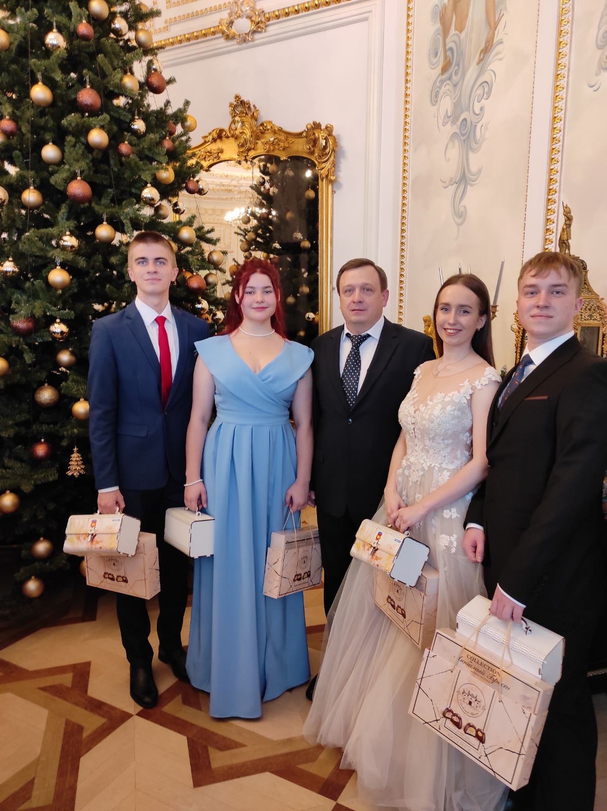 В Коссовском дворце прошел новогодний бал для талантливой молодежи