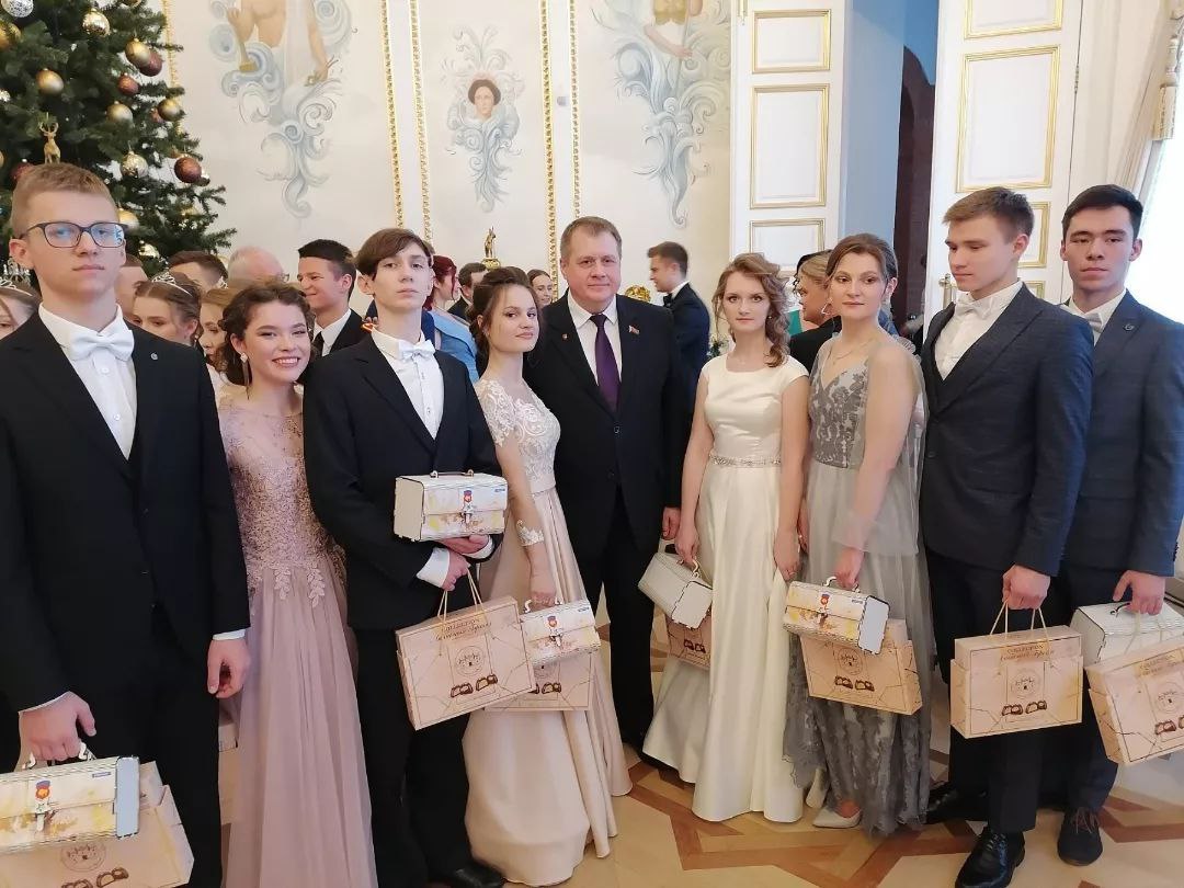 В Коссовском дворце прошел новогодний бал для талантливой молодежи