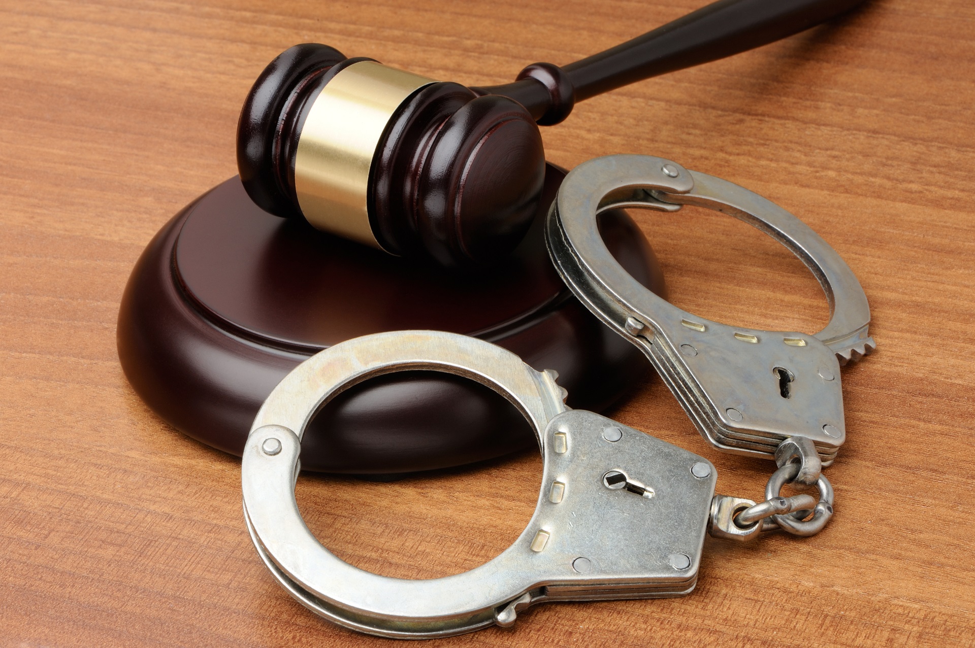 В Пинске за получение взяток осуждены два преподавателя колледжа