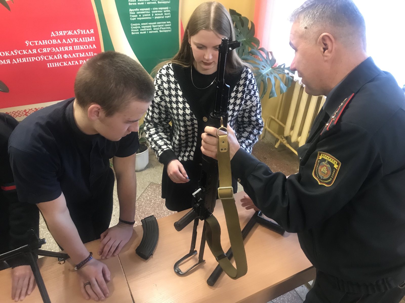 В школах района с участием сотрудников Пинского РОВД прошли профориентационные мероприятия