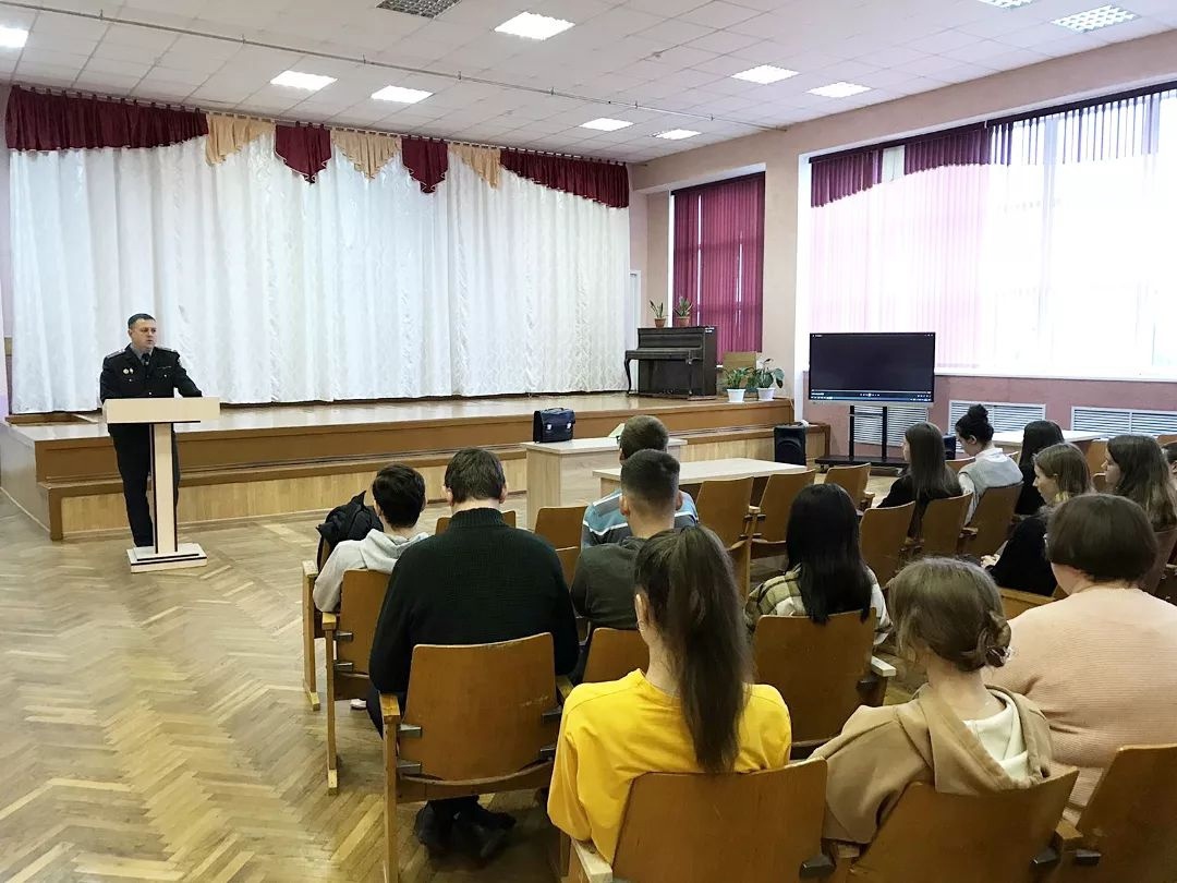 В школах района с участием сотрудников Пинского РОВД прошли профориентационные мероприятия